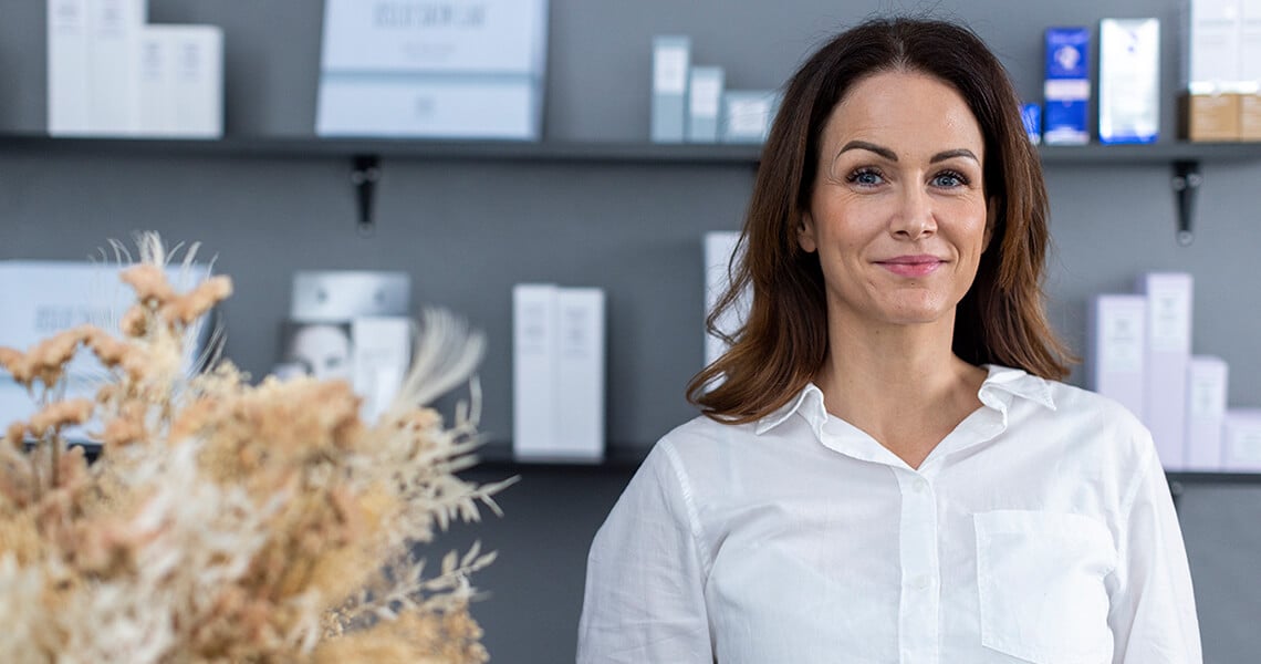 Hudterapeut Michelle Ottendal i sin klinik.